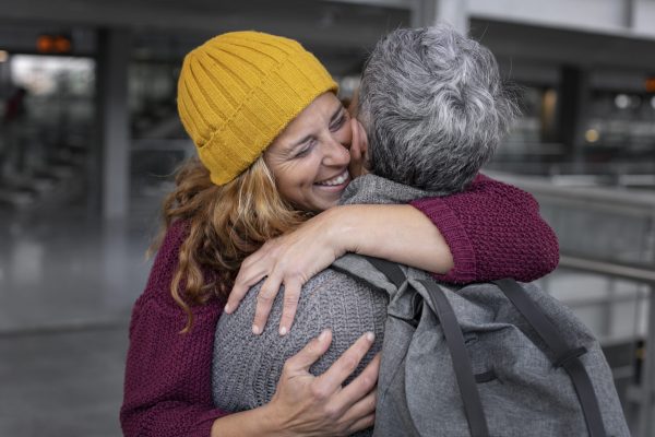 long-distance-relationship-couple-meeting-after-long-time